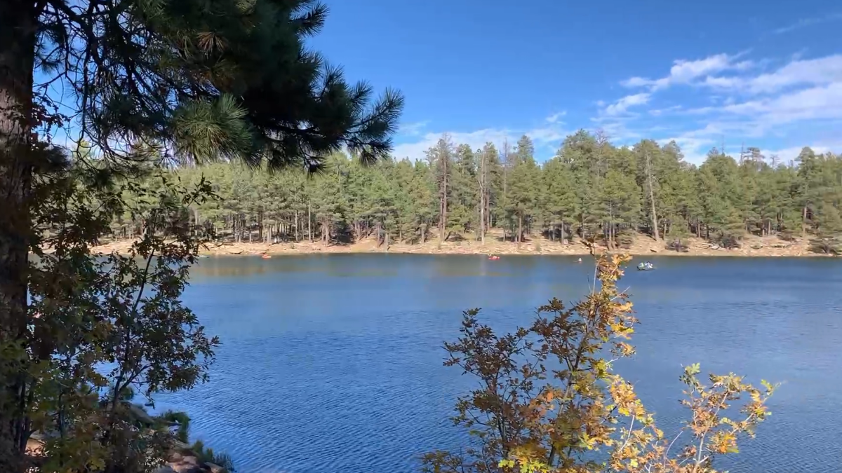 Caen tres personas en el lago Woods Canyon en Arizona