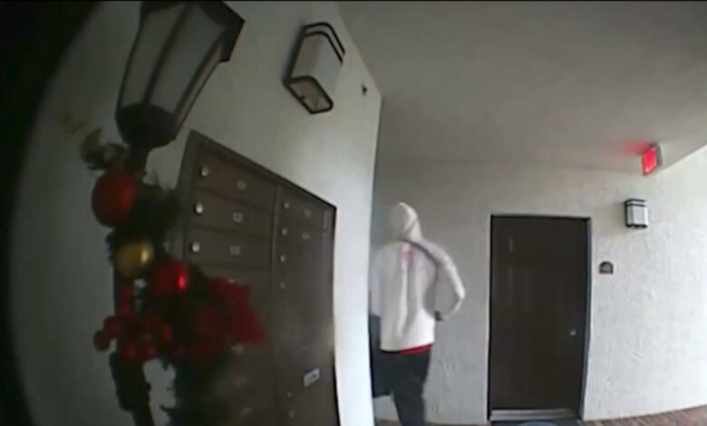 Revelan video de hombre acusado de robar regalos de Navidad en casas de Miami
