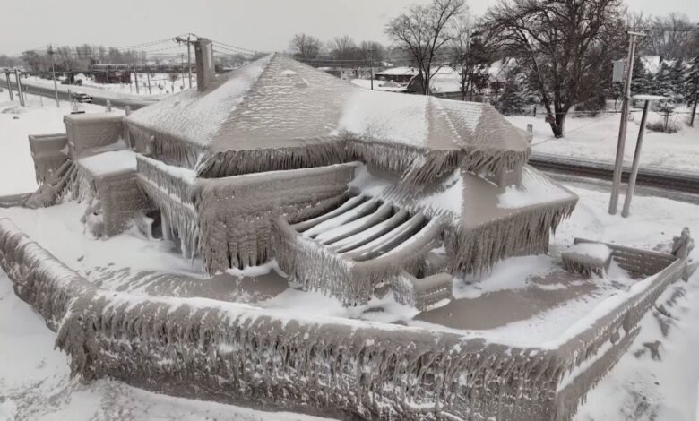 restaurante queda cubierto de hielo por tormenta invernal