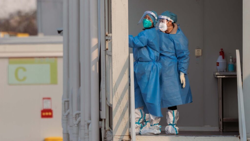 El gobierno de Estados Unidos evalúa establecer restricciones a viajeros provenientes de China ante el aumento de casos de COVID-19