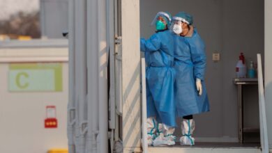 El gobierno de Estados Unidos evalúa establecer restricciones a viajeros provenientes de China ante el aumento de casos de COVID-19