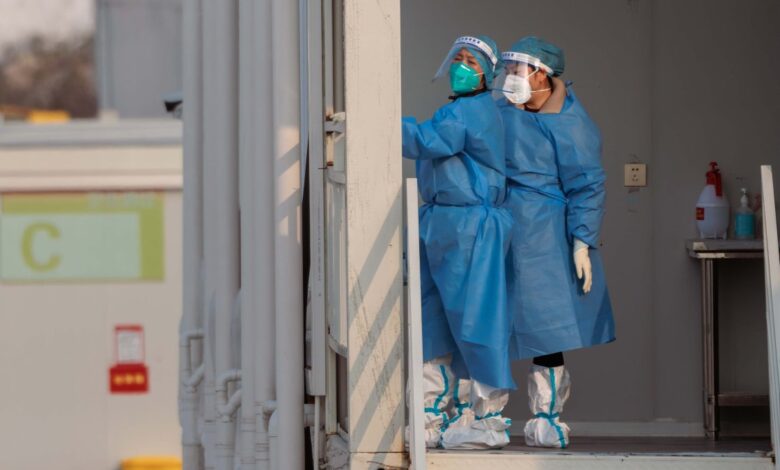 El gobierno de Estados Unidos evalúa establecer restricciones a viajeros provenientes de China ante el aumento de casos de COVID-19