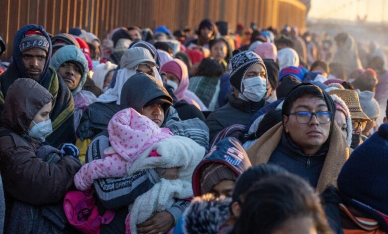 Migrantes aguardan en la frontera pese a que siguen las restricciones para pedir asilo
