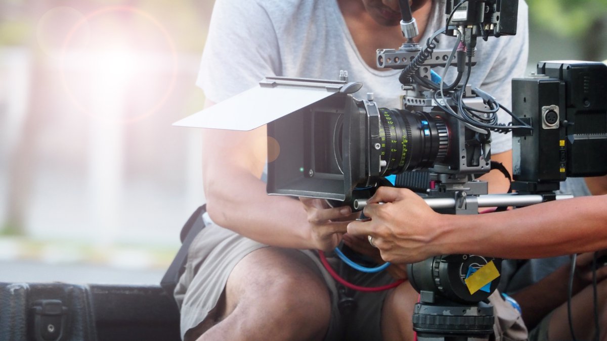 demanda por daños y perjuicios al caerse en un set de filmación y gana $66 millones