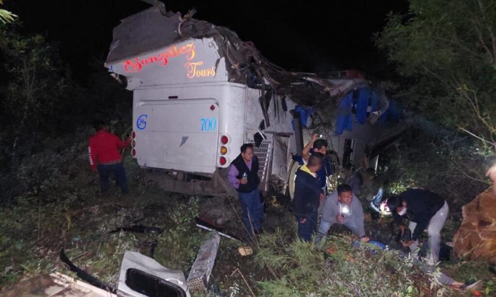 3 muertos y 36 heridos por accidente de autobús con simpatizantes de Morena en Oaxaca