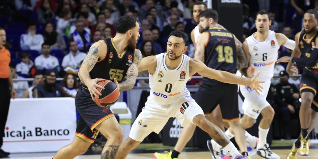94-95: Mike James rompe la racha de victorias del Madrid