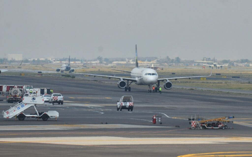 AICM confirma reanudación de aterrizajes y despegues tras banco de niebla
