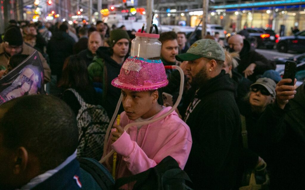 Abre primera tienda legal de marihuana en Nueva York; cientos se forman | Fotos