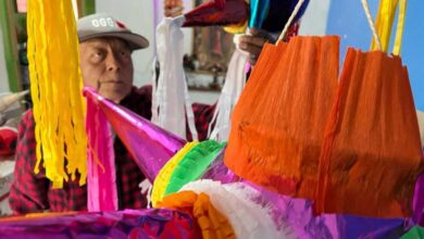 Abuelito oaxaqueño que vive con cáncer elabora piñatas para pagar su tratamiento