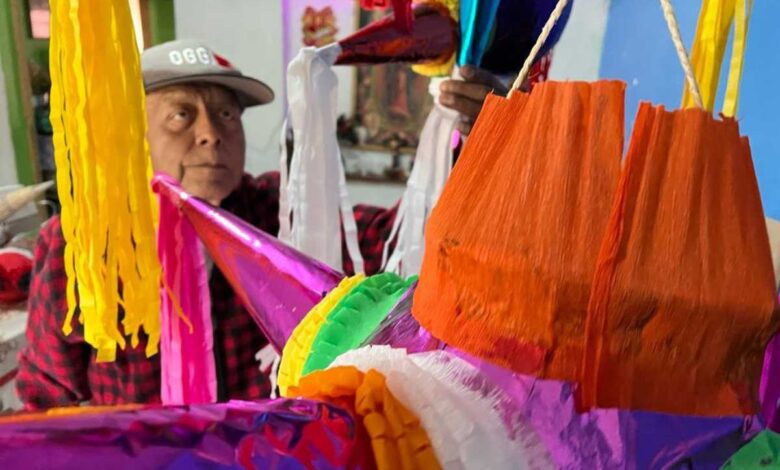 Abuelito oaxaqueño que vive con cáncer elabora piñatas para pagar su tratamiento