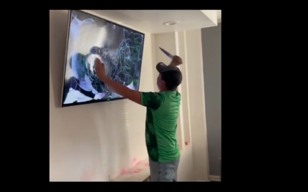 Aficionado de la Selección Mexicana acuchilla su televisión y se hace viral | Video