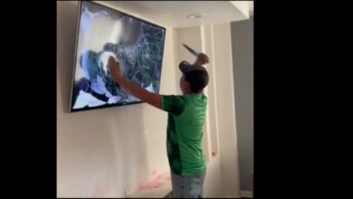 Aficionado de la Selección Mexicana acuchilla su televisión y se hace viral | Video