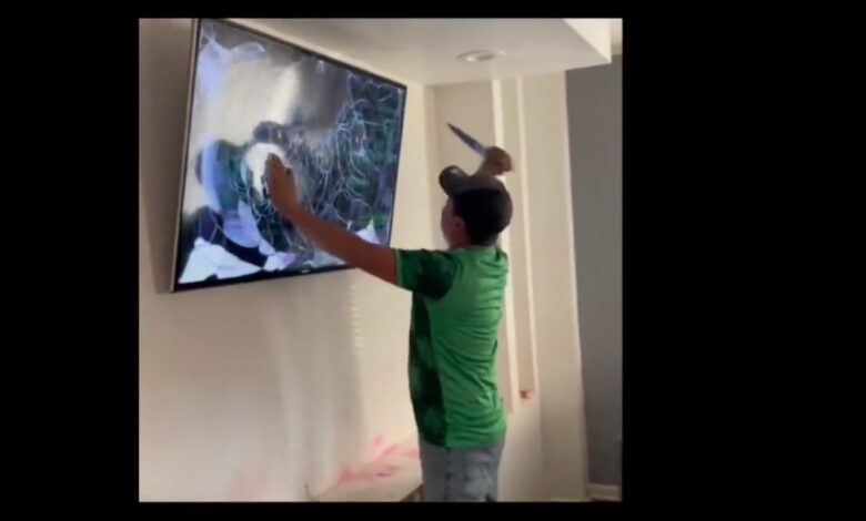 Aficionado de la Selección Mexicana acuchilla su televisión y se hace viral | Video