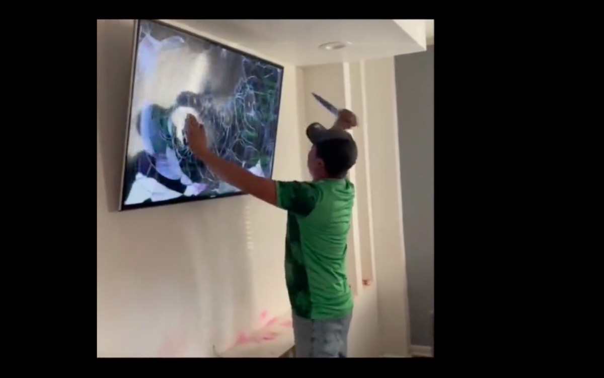 Aficionado de la Selección Mexicana acuchilla su televisión y se hace viral | Video