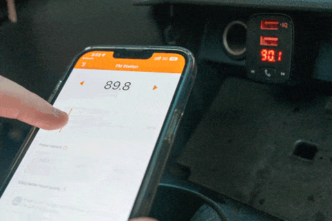 usando una aplicación de teléfono con el transmisor fm bluetooth roav smartcharge f2 y el localizador de automóviles