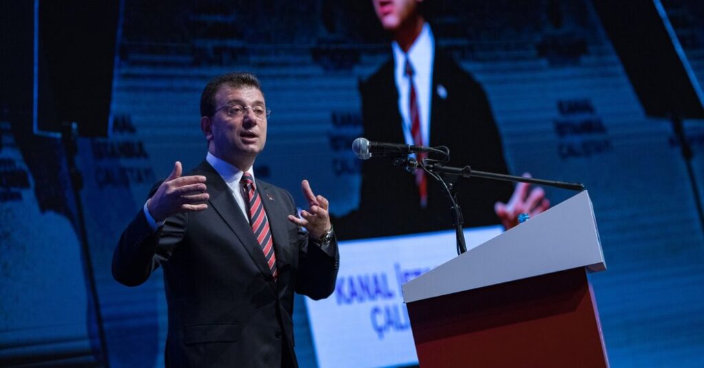 Alcalde de Estambul encarcelado por insultar a funcionarios públicos, impidiéndole participar en política