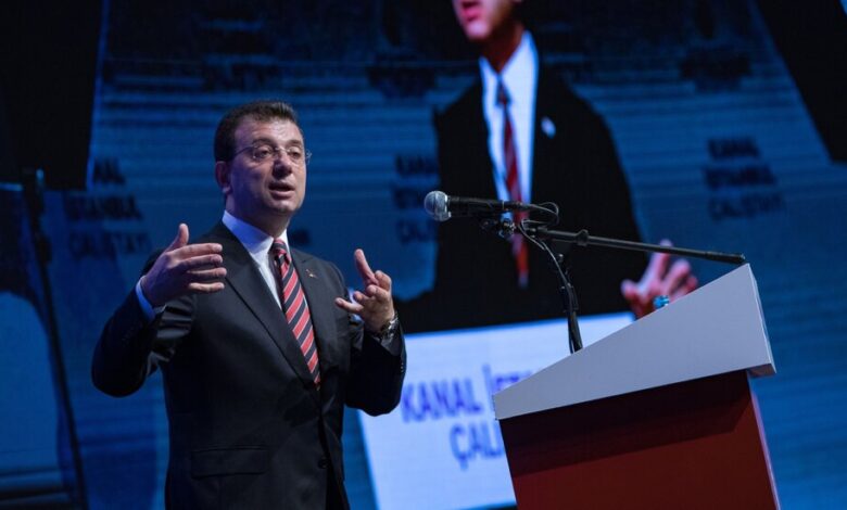 Alcalde de Estambul encarcelado por insultar a funcionarios públicos, impidiéndole participar en política
