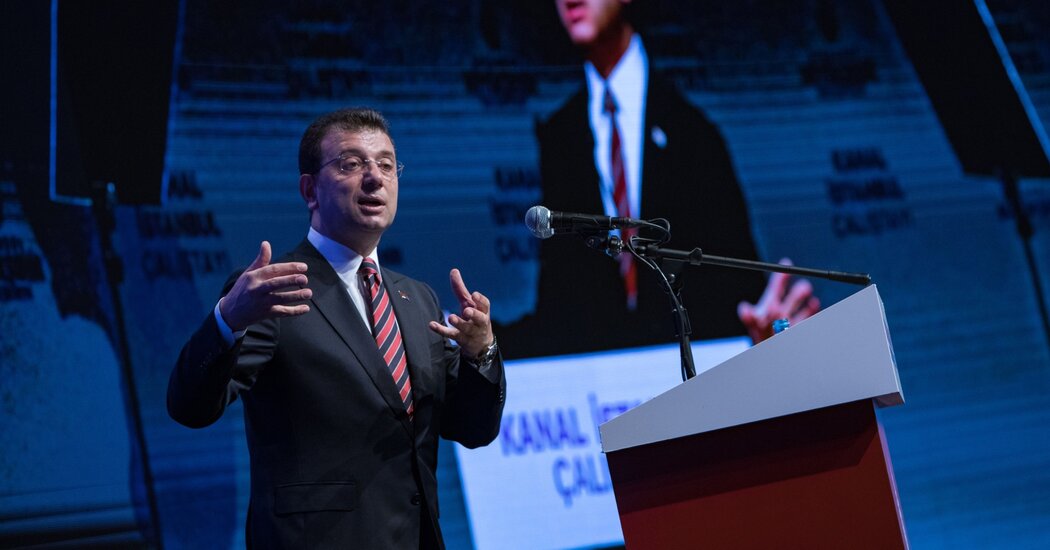 Alcalde de Estambul encarcelado por insultar a funcionarios públicos, impidiéndole participar en política