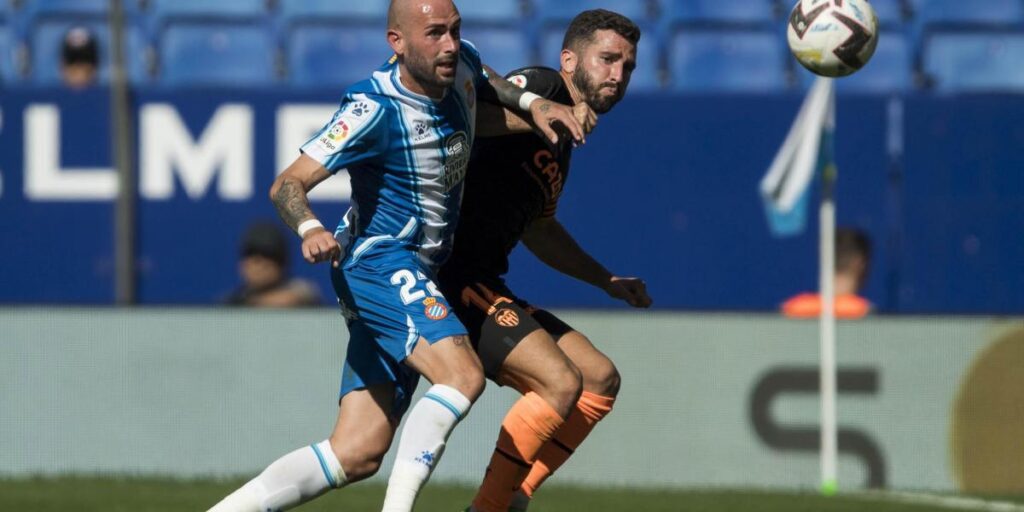 Aleix Vidal, de descarte a recurso con el futuro en el aire