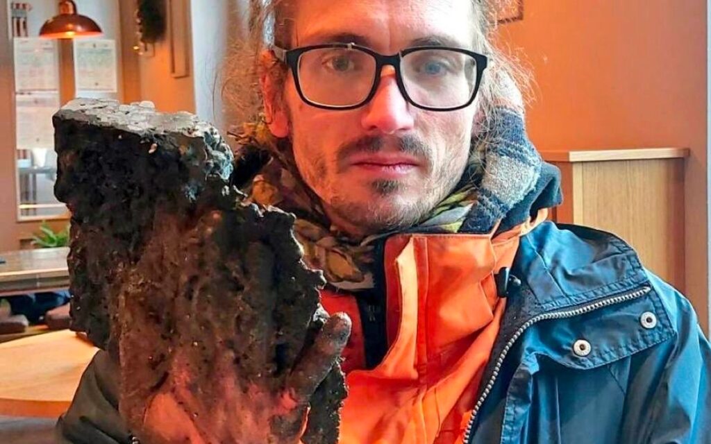 Alemania: Activista se pega al asfalto para exigir límite de velocidad