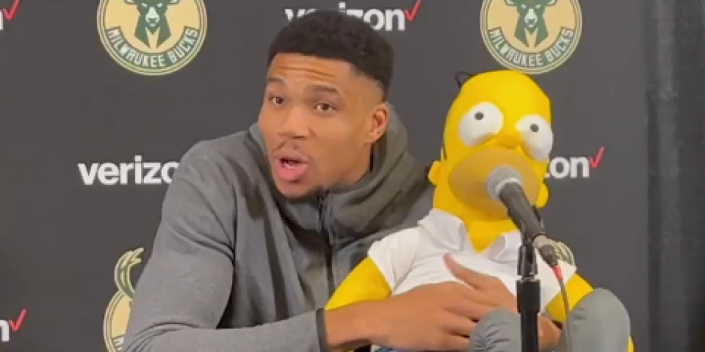 Antetokounmpo aparece en sala de prensa...¡con Homer Simpson!