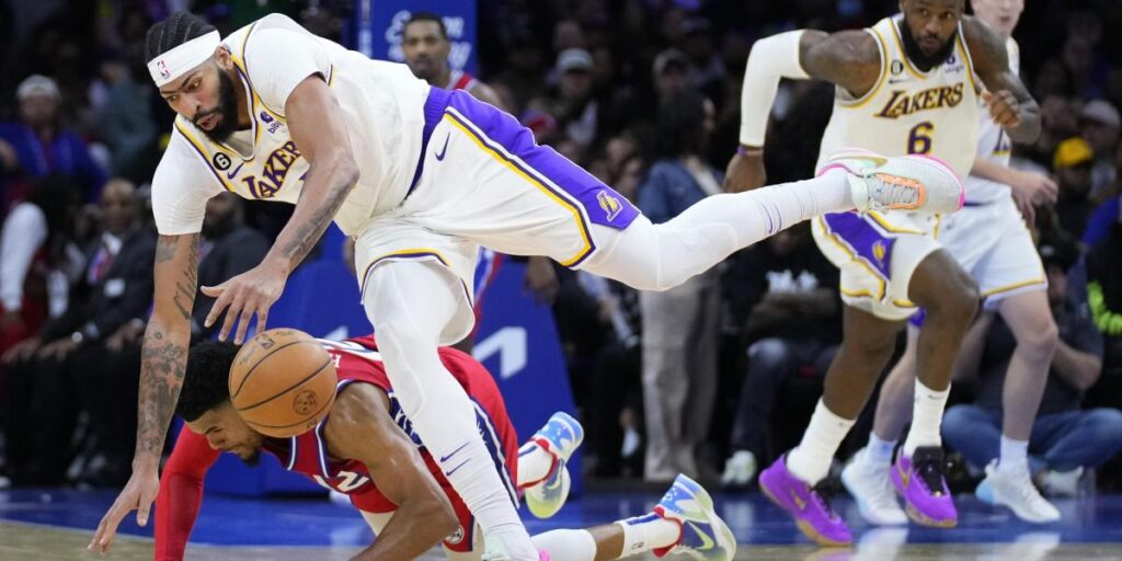 Anthony Davis, baja por un mes