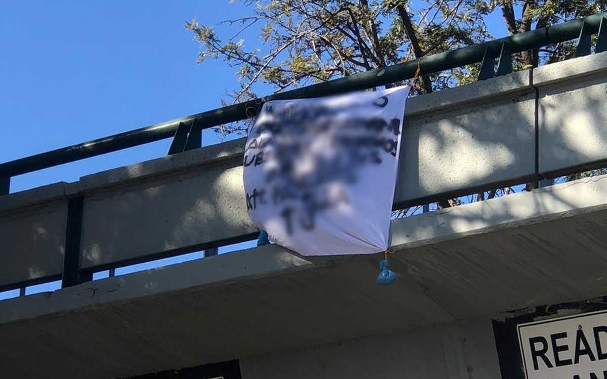 Aparecen mantas en Tijuana con amenazas a policías