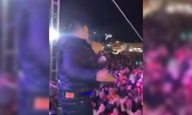 Así celebra su cumpleaños: Funcionario de Coahuila arroja dinero a asistentes en 'Mayito Fest' | Video