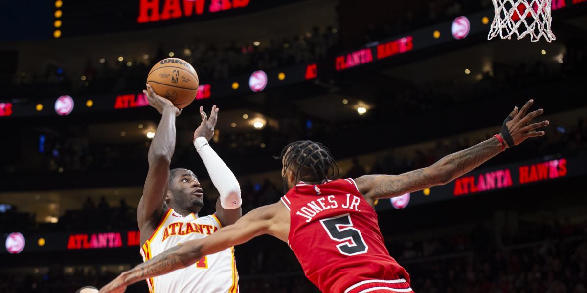 Bendita locura en el Hawks-Bulls: un novato resuelve sobre la bocina