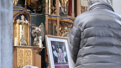 Benedicto XVI está “grave”, pero “estable y absolutamente lúcido”, según el Vaticano