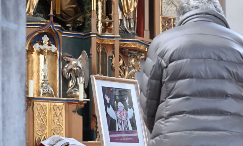 Benedicto XVI está “grave”, pero “estable y absolutamente lúcido”, según el Vaticano
