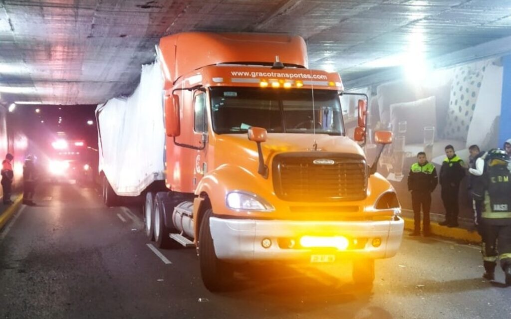 CDMX | Tráiler queda atorado bajo puente en Viaducto