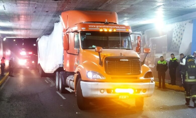 CDMX | Tráiler queda atorado bajo puente en Viaducto