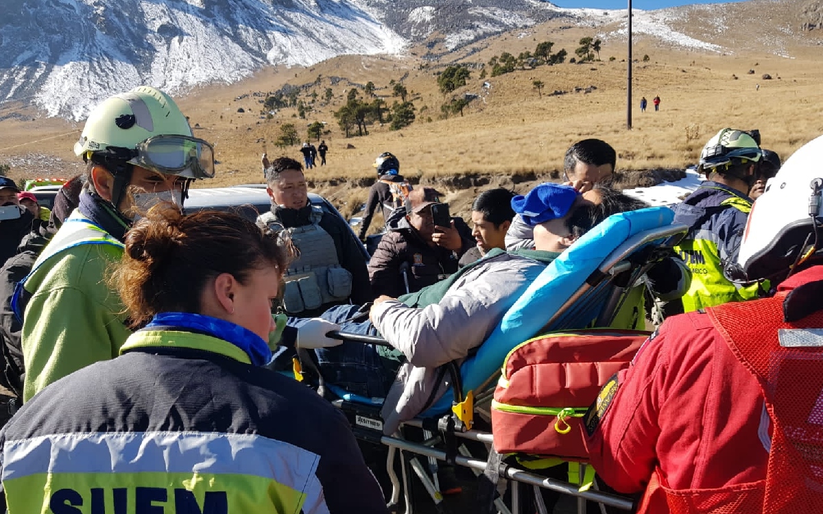 Camioneta de turistas se vuelca en Nevado de Toluca y deja 15 heridos