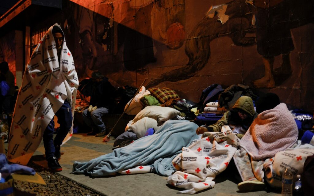 Casa Blanca acusa a gobernador de Texas de poner en peligro la vida de migrantes