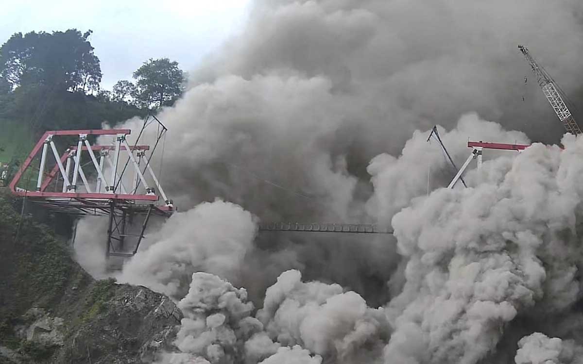 Casi dos mil desplazados tras la erupción de un volcán en Indonesia