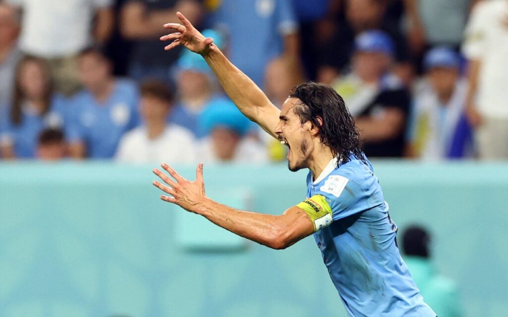 Cavani explota y derriba pantalla del VAR tras eliminación en Mundial Qatar 2022 | Video