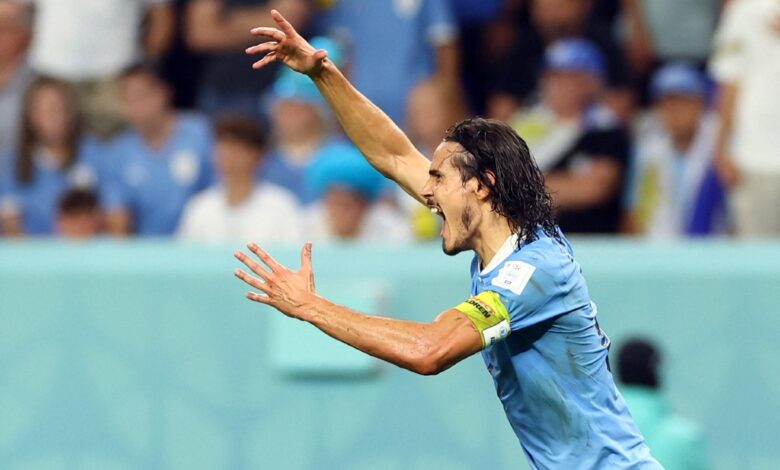 Cavani explota y derriba pantalla del VAR tras eliminación en Mundial Qatar 2022 | Video