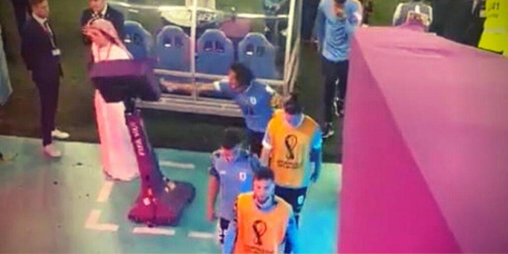 Cavani paga con el VAR su frustración por la eliminación de Uruguay