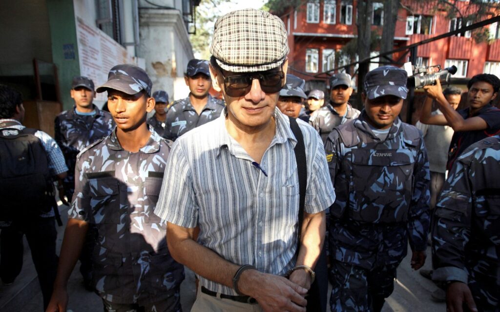 Charles Sobhraj, el 'asesino del bikini', es deportado a Francia