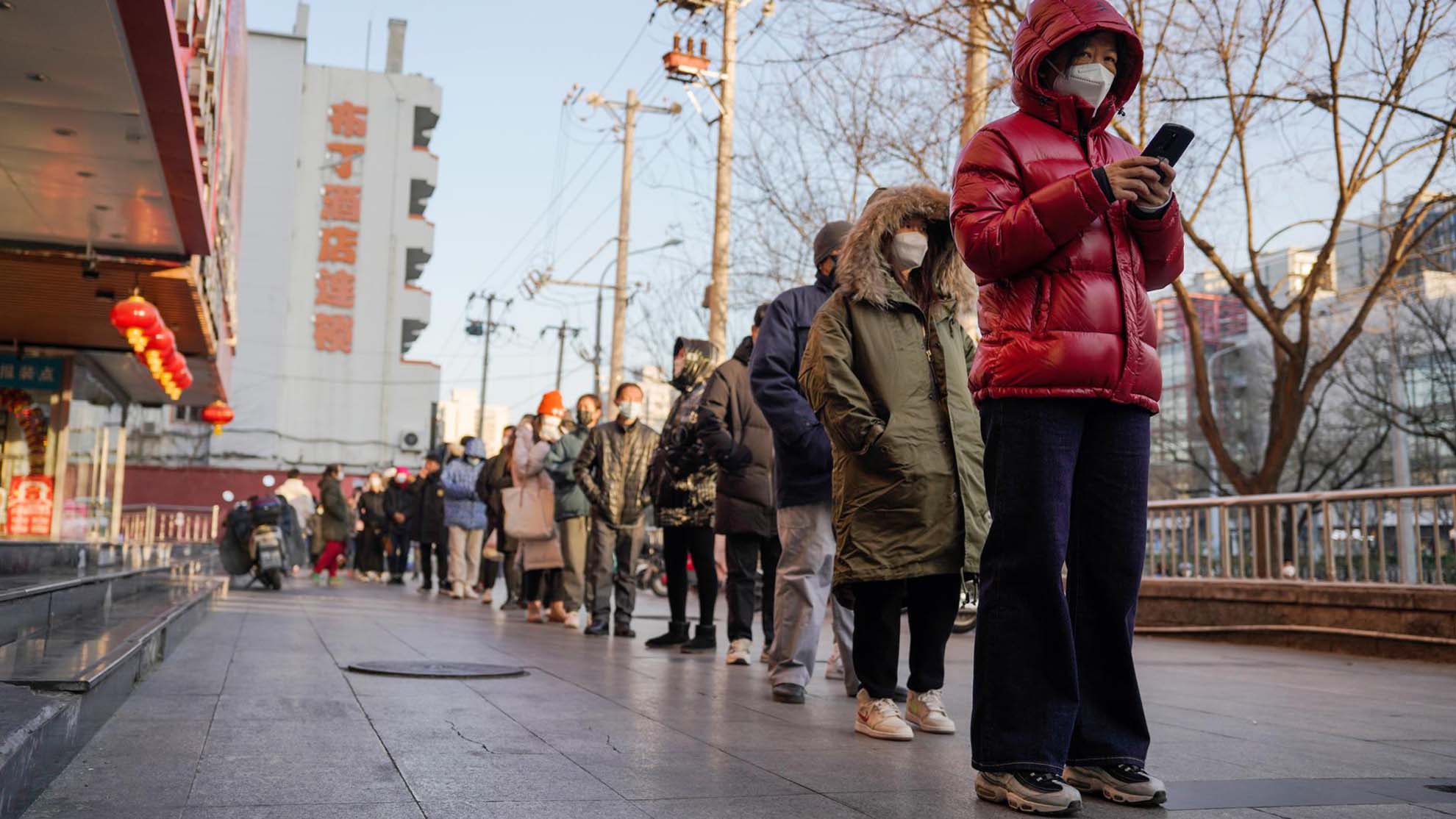 China suaviza las restricciones contra el COVID-19 a medida que aumentan los contagios