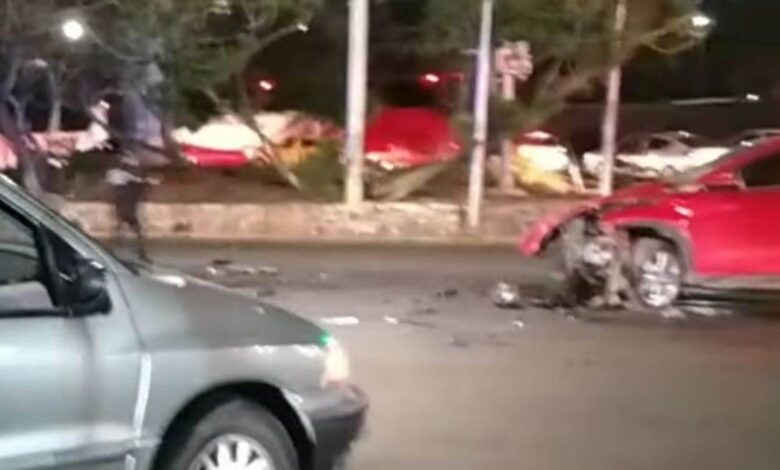 Choca patrulla de POES contra auto en esquina de Corregidora Norte y Avenida Constitución, en Querétaro