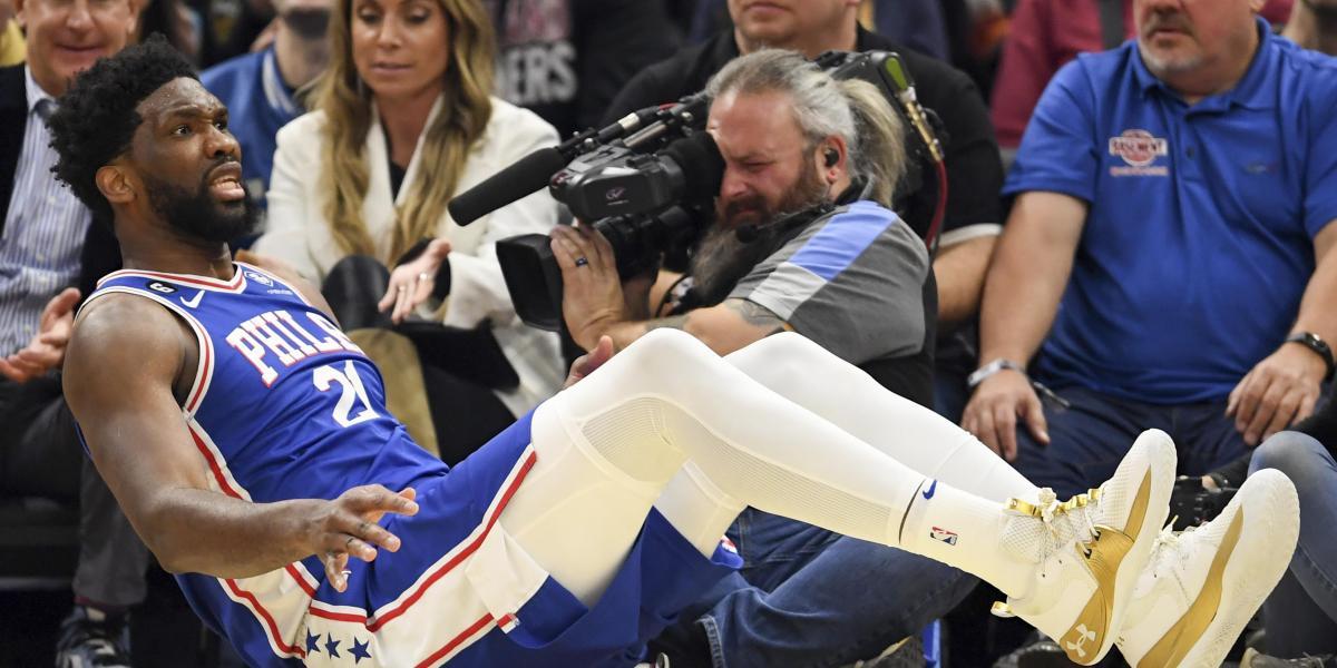 Colapso ofensivo de los Sixers ante los Cavaliers en un mal día de Embiid