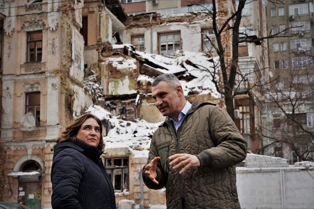 Colau pide en Kiev que la UE no se desentienda de los “crímenes contra la humanidad” de Rusia