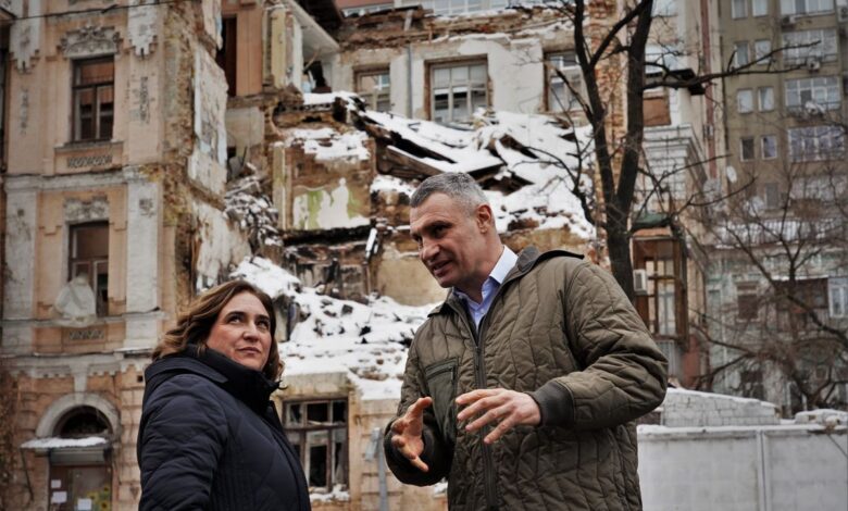 Colau pide en Kiev que la UE no se desentienda de los “crímenes contra la humanidad” de Rusia