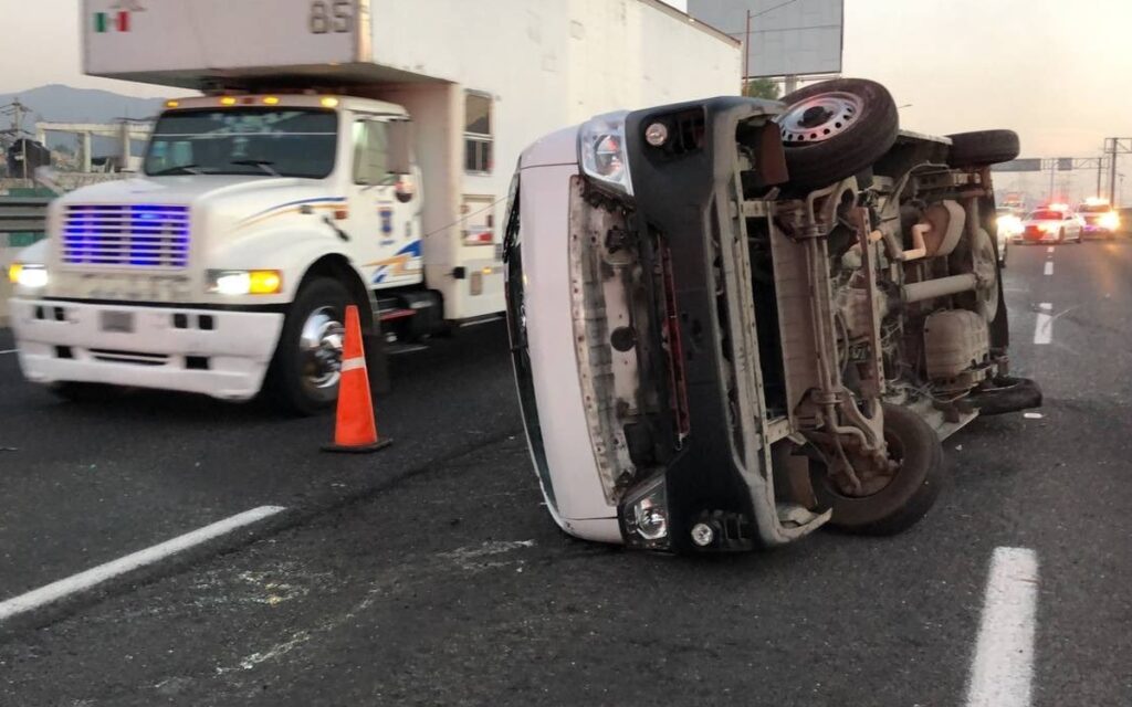 Combi se voltea en la México-Pachuca y deja varios heridos