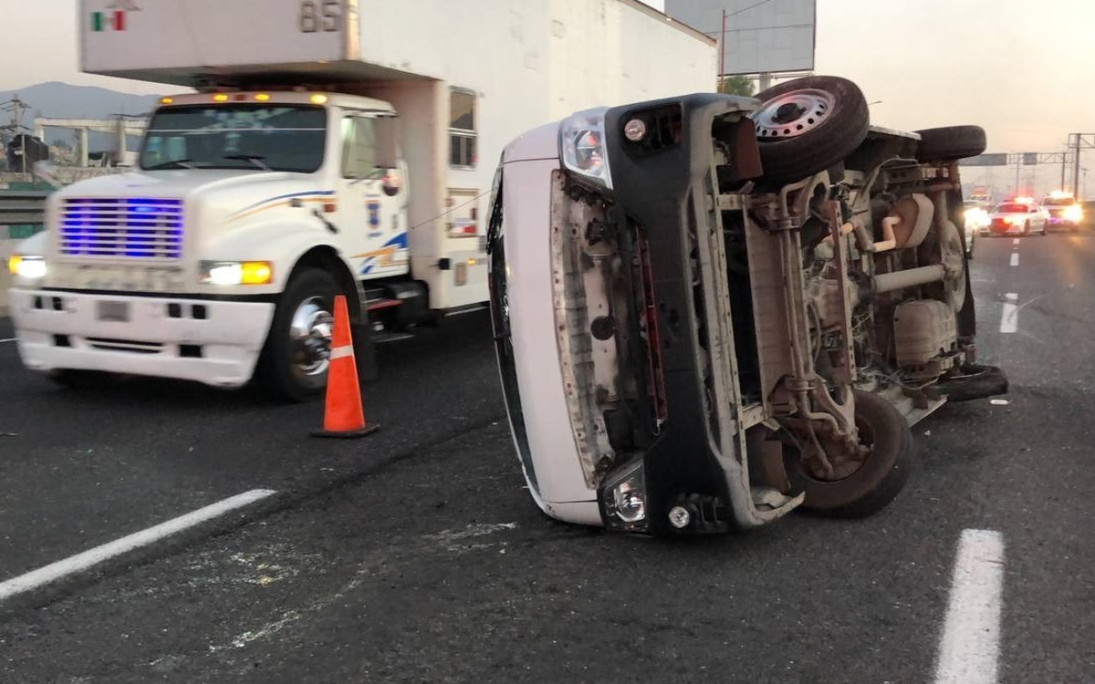 Combi se voltea en la México-Pachuca y deja varios heridos