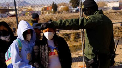 Corte Suprema de EU congela fin de restricciones fronterizas de pandemia