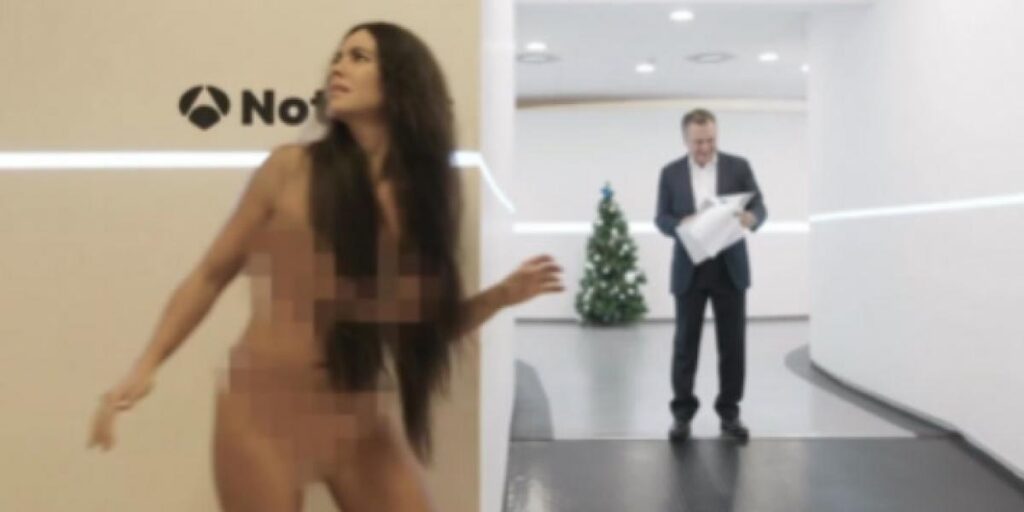 Cristina Pedroche se pasea desnuda por las instalaciones de Atresmedia en la nueva 'promo' de las Campanadas