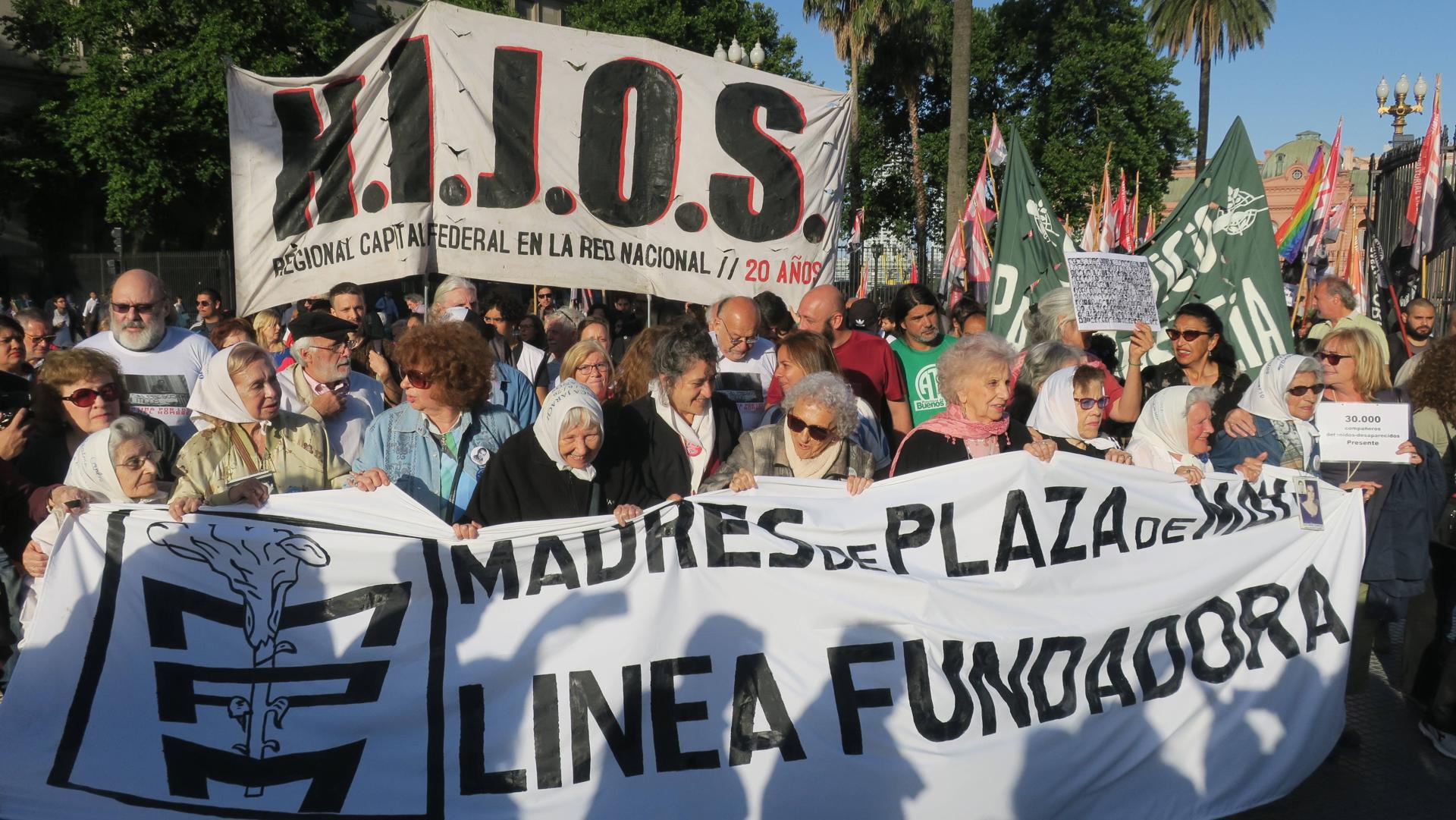 Décadas después, las abuelas de Plaza de Mayo encuentran a un nuevo nieto: el 131